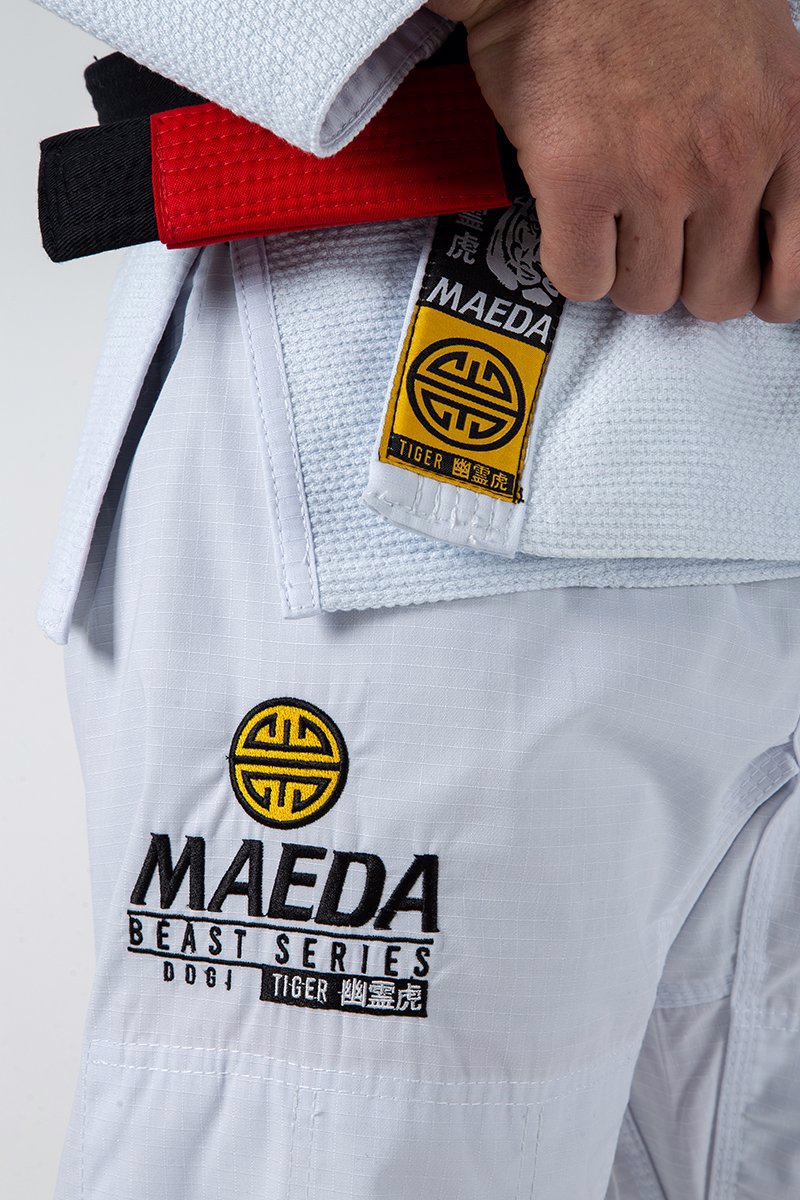 ../../aimeos/1.d/files/maeda-beast-tiger-bjj-gi-white2746010.jpeg