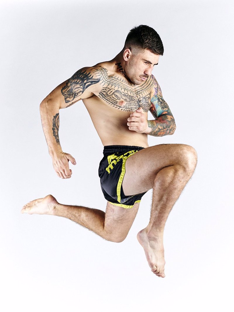 ../../aimeos/1.d/files/manto-muay-thai-shorts-dual-black-yellow270043.jpeg