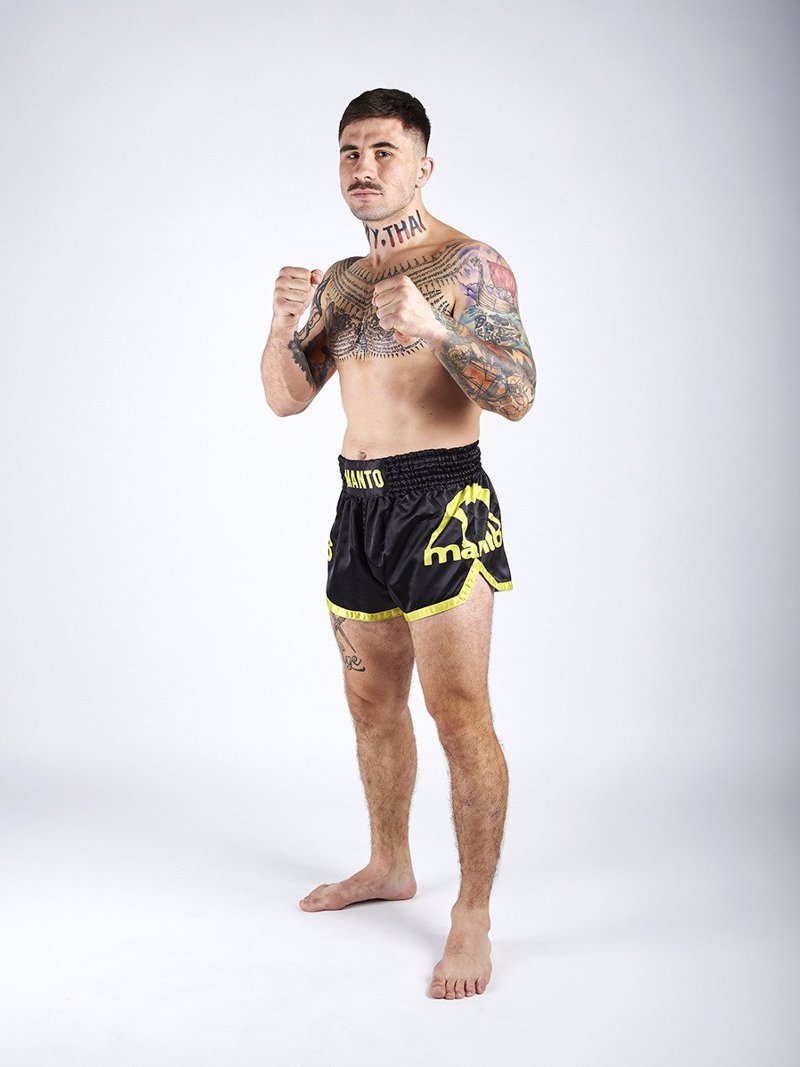../../aimeos/1.d/files/manto-muay-thai-shorts-dual-black-yellow270044.jpeg