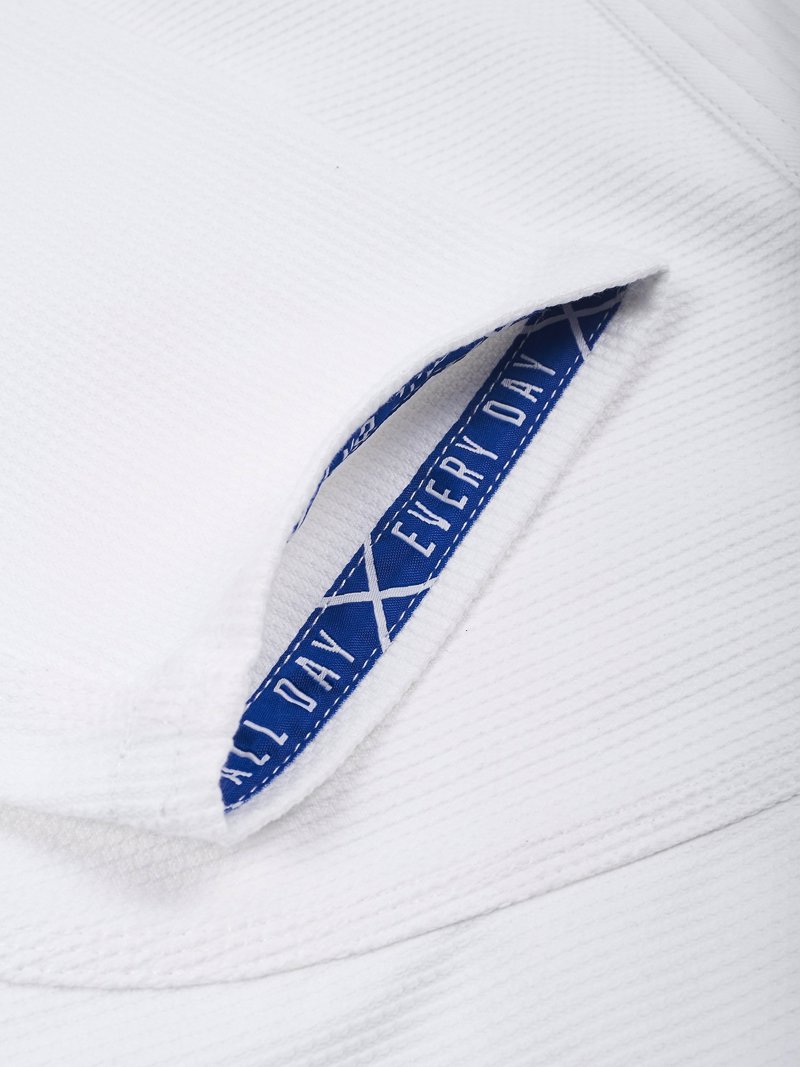 ../../aimeos/1.d/files/manto-x4-bjj-gi-white275565.jpeg