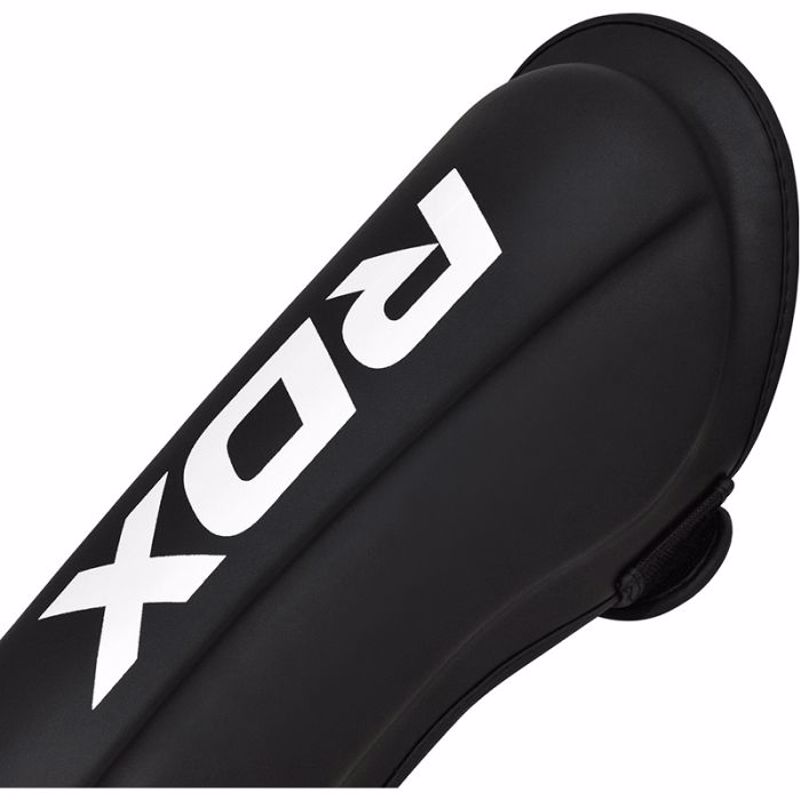 ../../aimeos/1.d/files/rdx-king-shinguards-black258196.jpeg