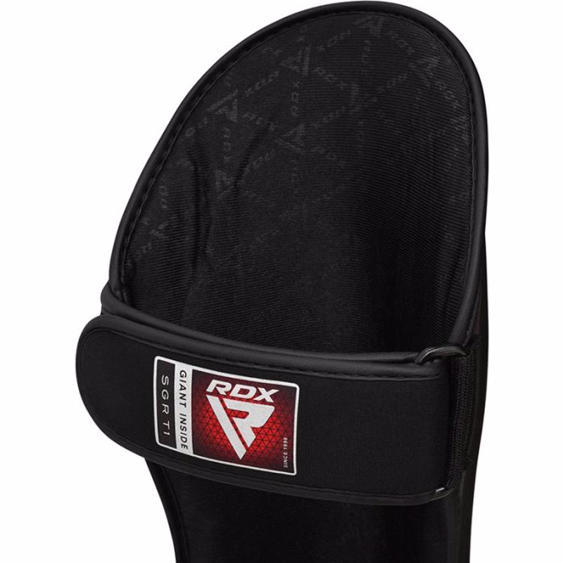 ../../aimeos/1.d/files/rdx-king-shinguards-black258198.jpeg